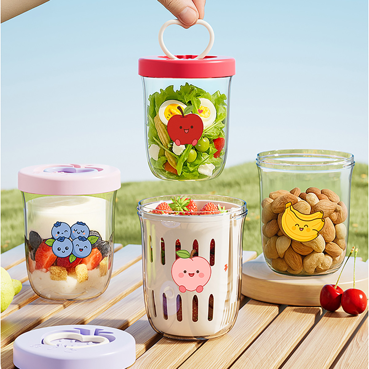 Bento Box Two Tier - ภาชนะใส่ข้าวโอ๊ตพลาสติกสองชั้นพร้อมที่กรอง ถ้วยใส่ผลไม้พร้อมสติกเกอร์ ด้ามจับแบบส้อม พกพาสะดวก ถ้วยใส่สลัดอาหารเช้าสำหรับเด็กและนักเรียน